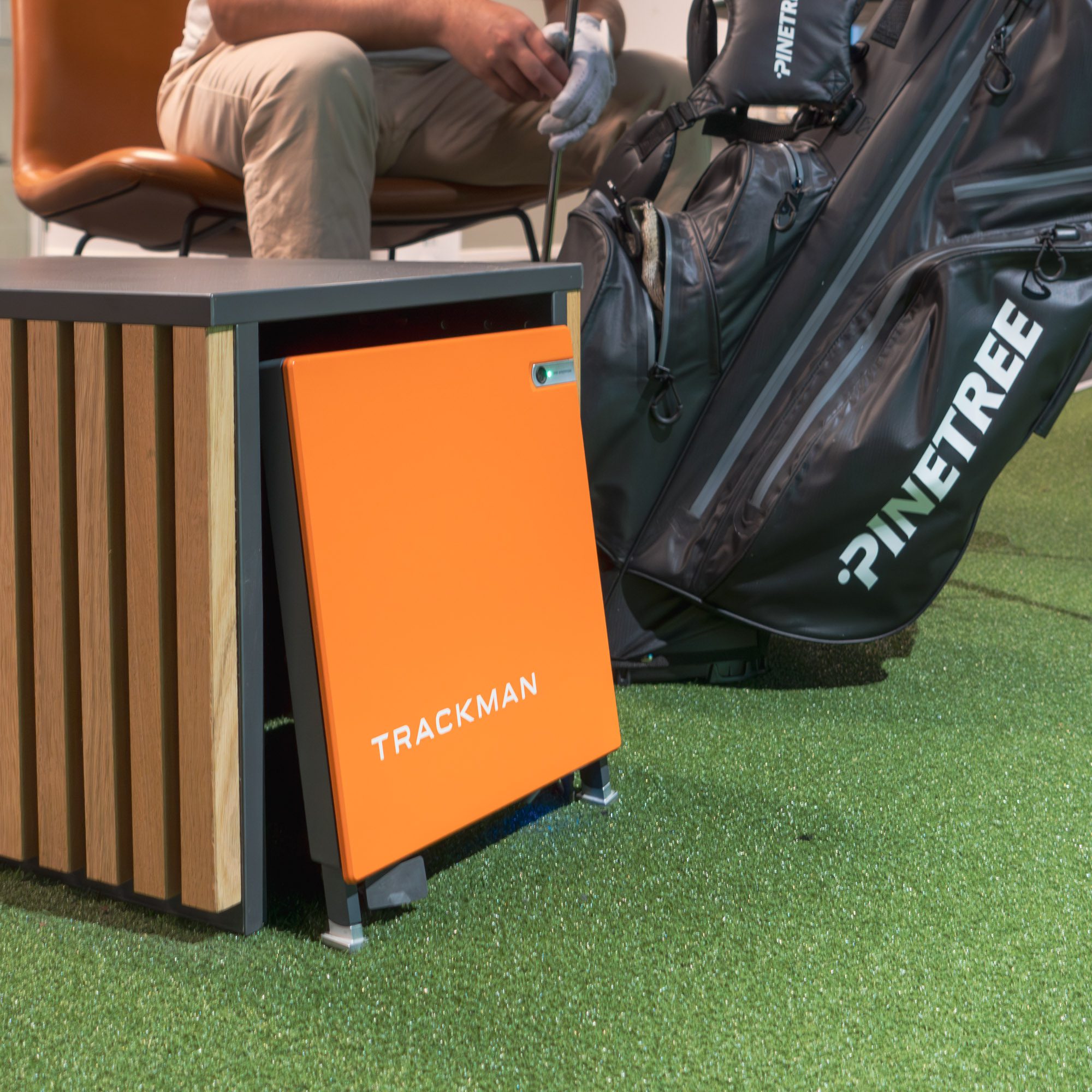 TrackMan simulator – spiller i aktion